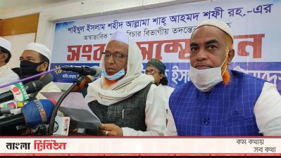 জাতীয় প্রেস ক্লাবের তোফাজ্জল হোসেন মানিক মিয়া হলে সংবাদ সম্মেলনে বক্তব্য দিচ্ছেন শাহ আহমদ শফীর বড় ছেলে মাওলানা ইউসুফ বিন আহমদ শফী আল মাদানী