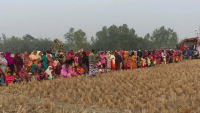খেলা দেখতে আসা লোকজন