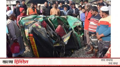 দুমড়ে-মুচড়ে যাওয়া সিএনজি অটোরিকশা