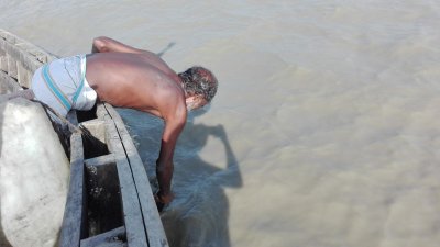 নদীর গভীরতা মাপছেন মাঝি 