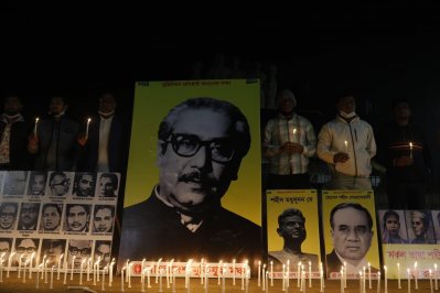বঙ্গবন্ধুকে শ্রদ্ধা জানিয়ে ঢাবিতে নতুন বছরকে বরণ