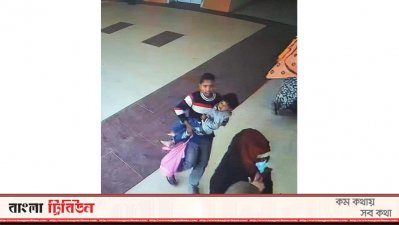 হাসপাতালের ভেতরে রোহানকে কোলে নিয়ে ঘুরছে অজ্ঞাত যুবক