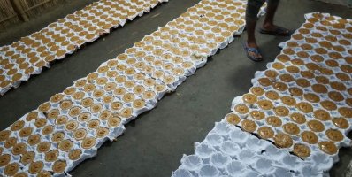 খেজুরের গুড় বানানো হচ্ছে চিনি আর চুন দিয়ে