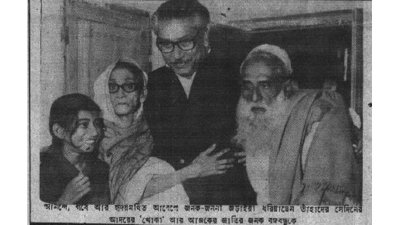 বাবা-মায়ের সঙ্গে বঙ্গবন্ধু, দৈনিক ইত্তেফাক, ৮ জানুয়ারি ১৯৭৩ 