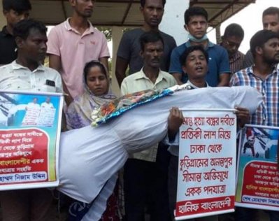 সীমান্ত হত্যা বন্ধের দাবিতে প্রতিকী লাশ নিয়ে একক পদযাত্রায় ফেলানির পরিবারের অংশগ্রহণ