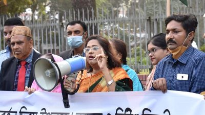 শাহবাগে বক্তব্য রাখছেন তুরিন আফরোজ