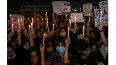 কলাবাগানে কিশোরী ধর্ষণের পর হত্যার ঘটনায় সহপাঠীদের বিক্ষোভ (ছবি: সাজ্জাদ হোসেন)