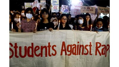কলাবাগানে কিশোরী ধর্ষণের পর হত্যার ঘটনায় সহপাঠীদের বিক্ষোভ (ছবি: সাজ্জাদ হোসেন)