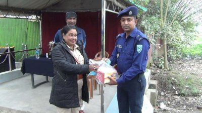 ভারতের হিলি ইমিগ্রেশন পুলিশও বাংলাদেশের হিলি ইমিগ্রেশন পুলিশকে মিষ্টি উপহার দিয়ে শুভেচ্ছা জানায়