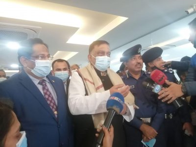 সাংবাদিকদের সঙ্গে কথা বলছেন স্বরাষ্ট্রমন্ত্রী