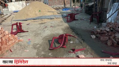 হামলার সময় ভেঙে ফেলা হয় কয়েকটি চেয়ার