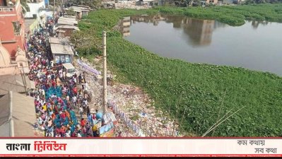 নারায়ণগঞ্জ শহরের বুকে এটাই দেবোত্তর জিউস পুকুর। বিশাল এই পুকুরটি বেদখল হয়ে যাওয়ায় এই পুকুরের পাড়েই গণসমাবেশ করেন হিন্দু ধর্মাবলম্বীরা।
