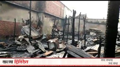 আগুনে পুড়ে গেছে দোকান