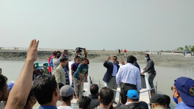 সুন্দরবনের কাছে ভাঙন কবলিত এলাকায় পানিসম্পদ প্রতিমন্ত্রী জাহিদ ফারুক