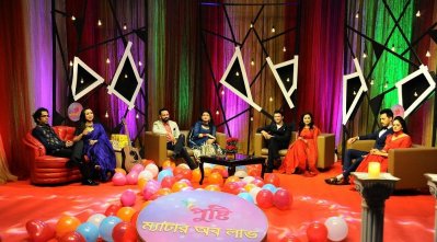 শুটিং সেটে উপস্থাপক ও অতিথি দম্পতি