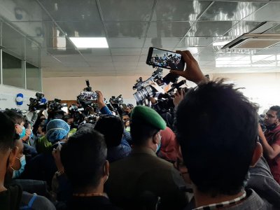 ছবি নিতে সাংবাদিকদের এত ভিড়!