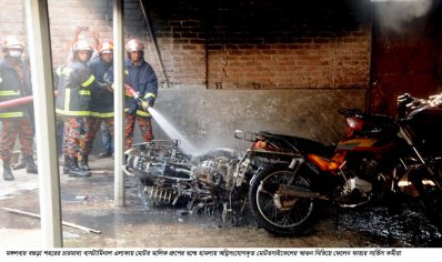 মোটর মালিক গ্রুপের কর্তৃত্ব নিয়ে হামলা-অগ্নিসংযোগ, পুলিশসহ আহত ২৫
