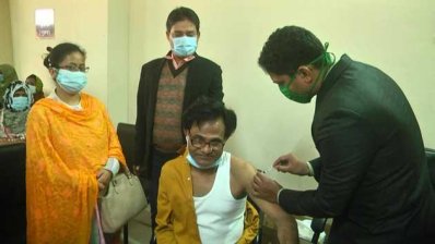 রাজশাহীতে করোনার টিকা গ্রহণ
