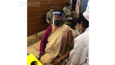 ভ্যাকসিন নিলেন জেমকন চেয়ারম্যান কাজী শাহেদ আহমেদ ও পরিচালক আমিনা আহমেদ
