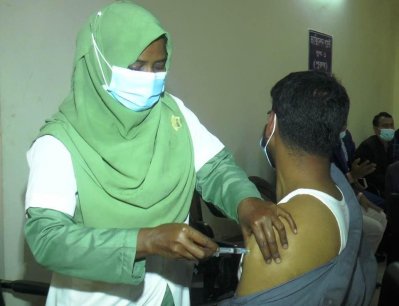 রাজশাহীর একটি বুথে একজনের শরীরে করোনার ভ্যাকসিন প্রয়োগ করা হচ্ছে।