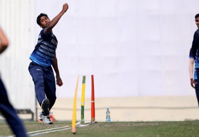 অনুশীলনে নিজেকে ঝালিয়ে নিচ্ছেন মোস্তাফিজুর রহমান। 