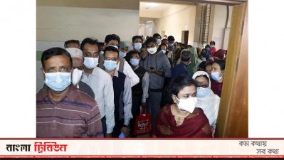 রাজশাহীতে টিকা দেওয়ার দীর্ঘ লাইন