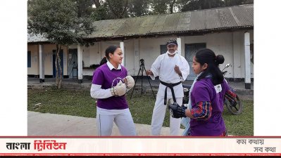 কারাতে প্রশিক্ষণে মেয়েরা
