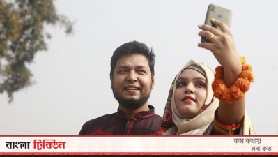 ভালোবাসা দিবসে নিজেদের সেলফি তুলে রাখছেন তরুণ-তরুণী