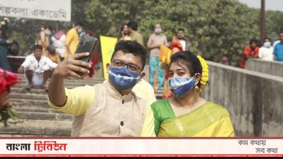ভালোবাসা দিবসে নিজেদের সেলফি তুলে রাখছেন দম্পতি