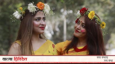 বসন্ত উৎসবে মা-মেয়ে