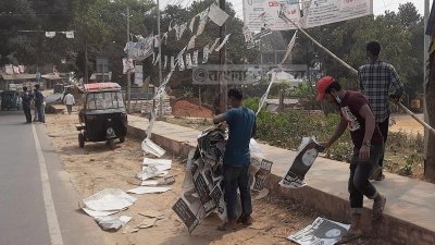 নির্বাচনে জিতে পোস্টার পরিষ্কারের দায়িত্ব নিলেন মেয়র
