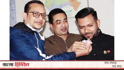 সাভার থানায় তাকে কেক খাইয়ে দিচ্ছেনেএক পুলিশ কর্মকর্তা।