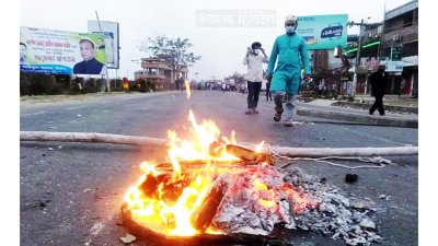 আল্টিমেটাম শেষে ফের মহাসড়কে বরিশাল বিশ্ববিদ্যালয়ের শিক্ষার্থীরা