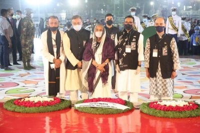 ভাষা শহীদদের প্রতি রাষ্ট্রপতি ও প্রধানমন্ত্রীর পক্ষে শ্রদ্ধা