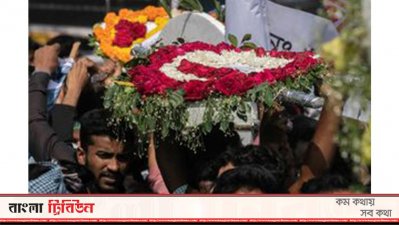 ফুল দিয়ে শহীদদের শ্রদ্ধা জানানো হচ্ছে