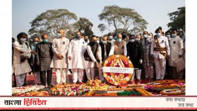 ফুল দিয়ে শহীদদের শ্রদ্ধা জানানো হচ্ছে