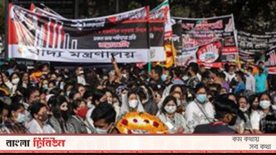শহীদদের প্রতি শ্রদ্ধা জানাতে শহীদ মিনারে সাধারণ মানুষের ভিড়