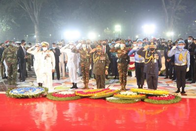 ভাষা শহীদদের প্রতি রাষ্ট্রপতি ও প্রধানমন্ত্রীর পক্ষে শ্রদ্ধা