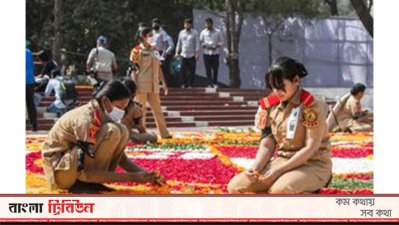 ফুল দিয়ে সাজানো হচ্ছে শহীদ মিনার