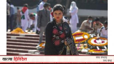 ভাষা শহীদদের শ্রদ্ধা জানাতে শহীদ মিনারে কিশোরী
