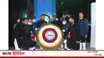 রাজশাহী কোর্ট শহীদ মিনারে ডিআইজির শ্রদ্ধা