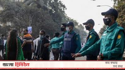 শহীদ মিনারে শৃঙ্খলা রক্ষায় পুলিশ