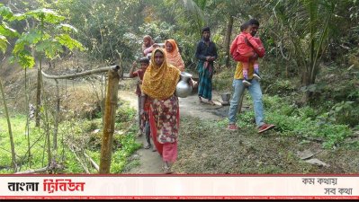 দূরে পানি আনতে যাচ্ছেন নারীরা