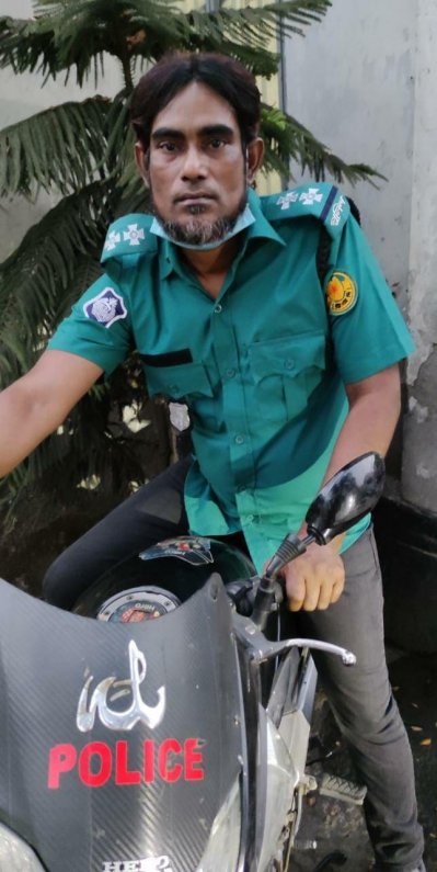 পুলিশের পোশাক পরে প্রতারণা