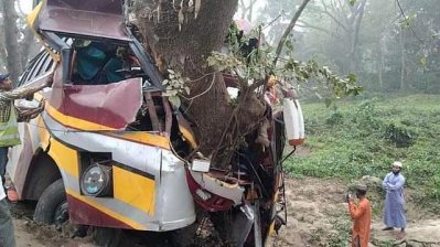 দুমড়ে-মুচড়ে যাওয়া সেই বাস