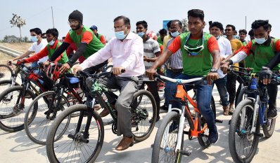 চট্টগ্রামের পতেঙ্গায় সিটি আউটার রিং রোডে সাইকেল লেন উদ্বোধন শেষে সাইক্লিস্টদের সঙ্গে সাইকেল চালান তথ্যমন্ত্রী