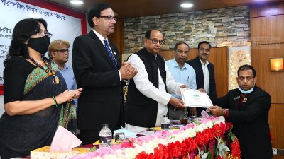 শুদ্ধাচার পুরস্কারে ভূষিত হন ঈশ্বরদী রেলের টিটিই মো. আব্দুল আলীম বিশ্বাস মিঠু