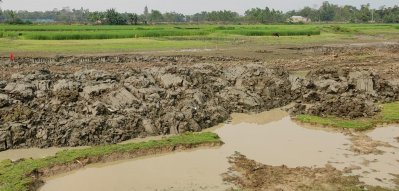 নদীকে খাল বানিয়ে প্রকল্প