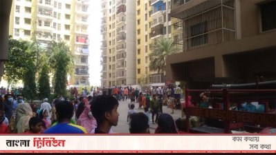 লেকসিটির করবী ভবনে আগুন লাগার খবরে আতঙ্কিত হয়ে নেমে আসেন অন্য ভবনগুলোর বাসিন্দারা।