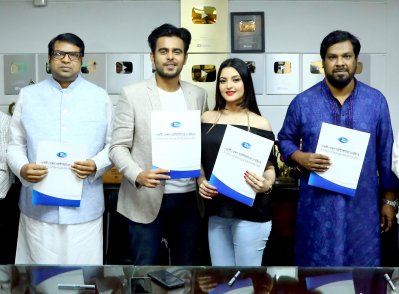 &lsquo;বায়োপিক&rsquo;-এর জন্য চুক্তিবদ্ধ তারা- প্রযোজক, দুই অভিনয়শিল্পী ও নির্মাতা